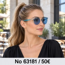 Γυναικεία γυαλιά ηλίου 63181 με ασημί σκελετό, μπλε φακούς και τιρκουάζ βραχίονες — φορεμένα από μοντέλο, λήψη 2