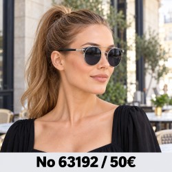 Γυναικεία γυαλιά ηλίου 63192 με ασημί σκελετό και σκούρους φακούς — φορεμένα από μοντέλο, λήψη 2
