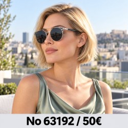 Γυναικεία γυαλιά ηλίου 63192 με ασημί σκελετό και σκούρους φακούς — φορεμένα από μοντέλο, λήψη 3