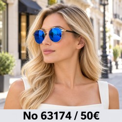 Γυναικεία γυαλιά ηλίου 63174 με χρυσαφί σκελετό και μπλε φακούς καθρέφτη — φορεμένα από μοντέλο, λήψη 1