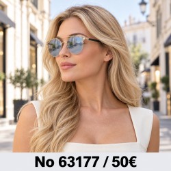 Γυναικεία γυαλιά ηλίου 63177 με χρυσαφί σκελετό και ασημί μπλε φακούς καθρέφτη — φορεμένα από μοντέλο, λήψη 1