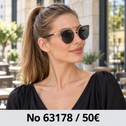 Γυναικεία γυαλιά ηλίου 63178 με ροζ χρυσό σκελετό και σκούρους φακούς — φορεμένα από μοντέλο, λήψη 2